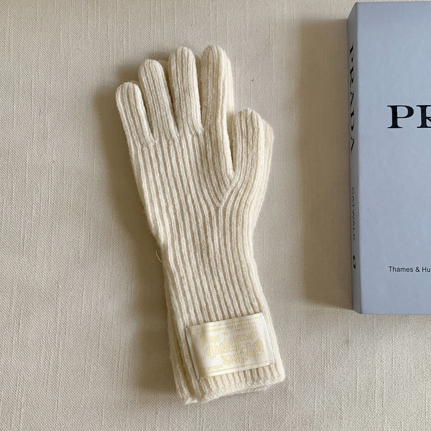 Elegant Solid Color Knit Gloves for Women - Warm, Touchscreen-Compatible with Label Detail, Perfect for Autumn & Winter