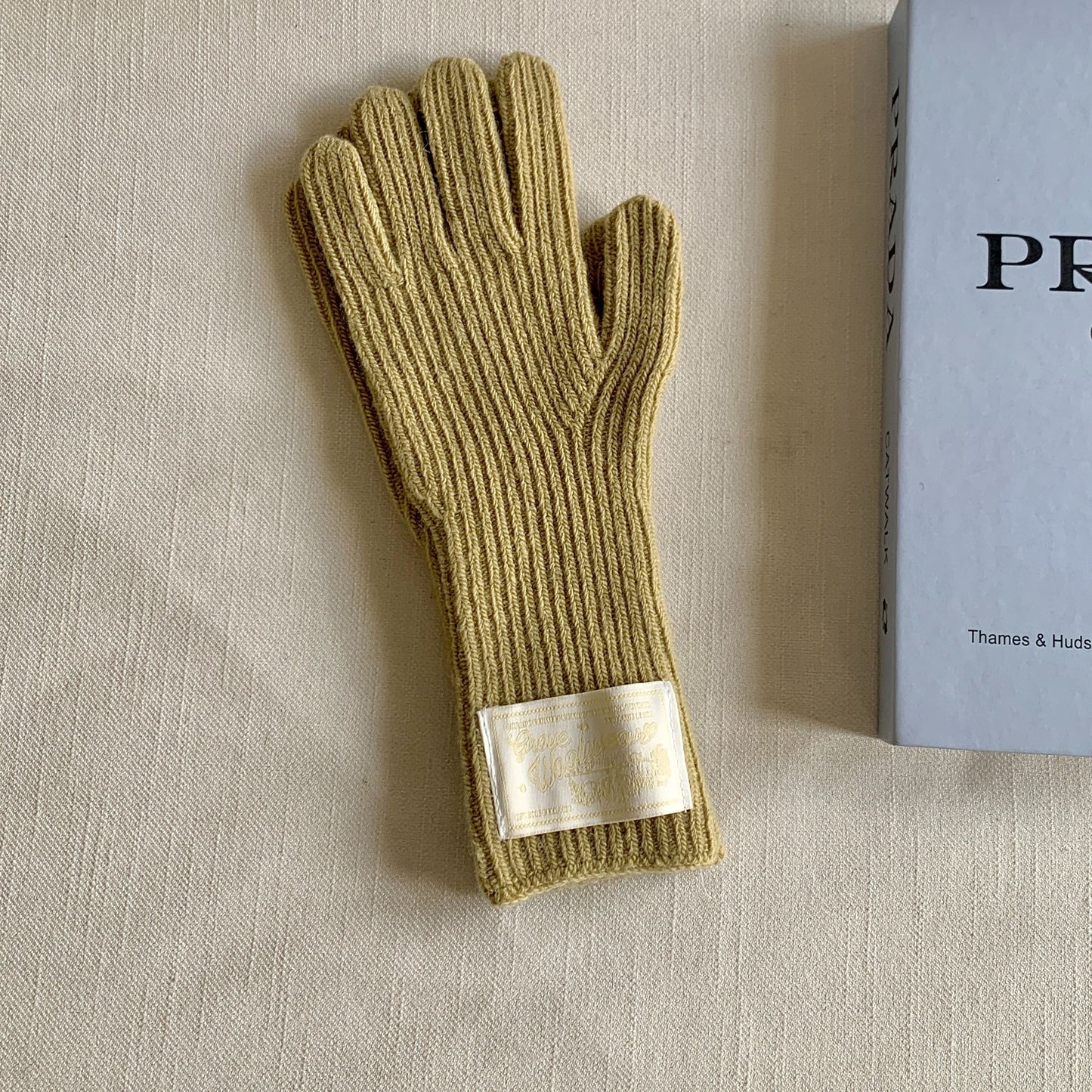 Elegant Solid Color Knit Gloves for Women - Warm, Touchscreen-Compatible with Label Detail, Perfect for Autumn & Winter