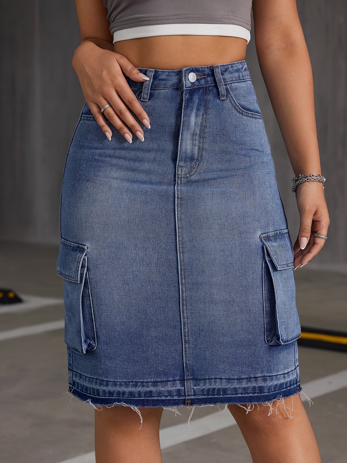 High Waist Retro Cargo Denim Skirt with Flap Pockets - Distressed Raw Hem & Trendy Plain Washed - For Fashion-Forward Womens Wardrobe - Premium Denim