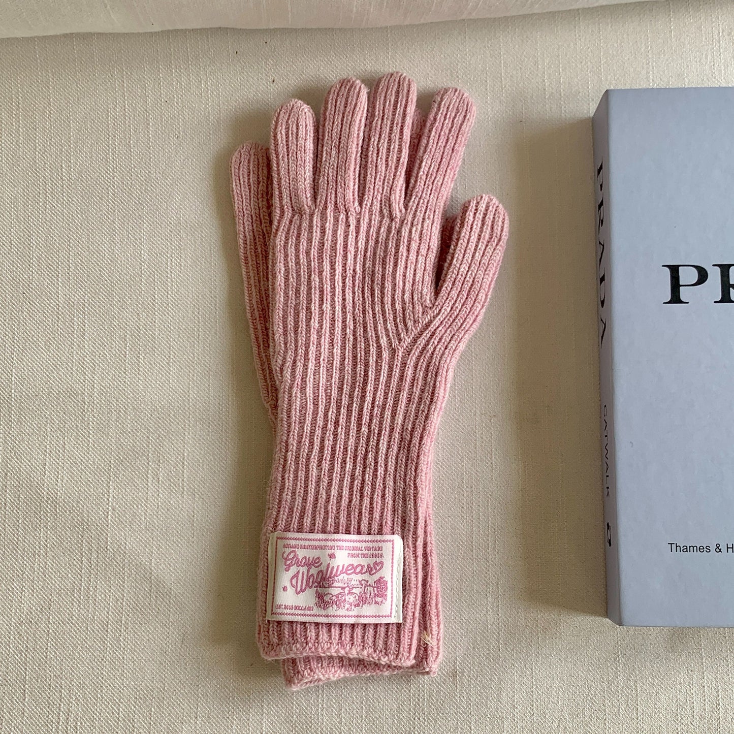 Elegant Solid Color Knit Gloves for Women - Warm, Touchscreen-Compatible with Label Detail, Perfect for Autumn & Winter